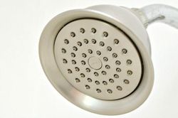 Chồng cũng phải 'tròn mắt' vì vợ biết cách sửa vòi sen bị tắc chỉ trong 5 phút, chẳng cần gọi thợ