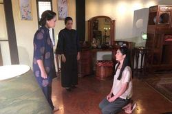 Thấy tôi bắc thang bỏ trốn khỏi nhà, mẹ chồng chạy ra đưa cho một chiếc túi, nhìn thứ bên trong tôi sửng sốt vô cùng
