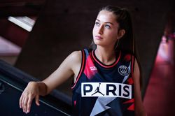 Mối tình ngọt ngào của sao Bayern và nữ cầu thủ PSG