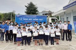 Trao học bổng CEP cho học sinh nghèo hiếu học