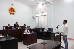Đánh công an phường để... giải vây cho bạn!