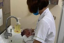 Đưa nữ sinh đi xét nghiệm làm rõ mẹ bé trai bị bỏ rơi giữa khe tường