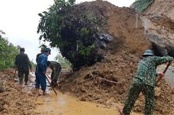 Khẩn cấp ứng phó lũ lụt, sạt lở