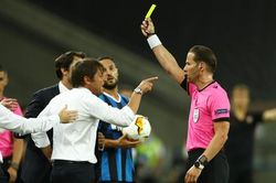 HLV Conte nhận thẻ vàng vì đe dọa cầu thủ Sevilla