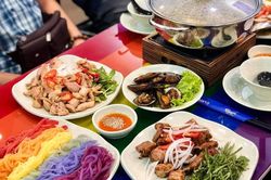Lẩu cầu vồng và loạt món rực rỡ hút giới trẻ tại TP.HCM