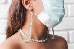 Giới trẻ rộ trào lưu gắn dây xích, vòng đá cho khẩu trang