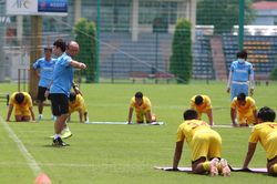 HLV Park Hang-seo hít đất làm mẫu, phạt học trò gập bụng vì làm không đúng