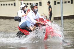 Mưa to dội xuống lúc sáng sớm, người Hà Nội vật lộn với 'biển nước'