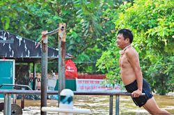 Người Hà Nội bì bõm tập thể dục, tắm giữa nước lũ sông Hồng