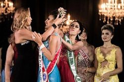 Những màn đăng quang hoa hậu 'dở khóc dở cười'