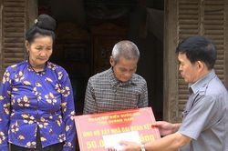 Ủy ban MTTQVN thành phố: Chuyển trao tiền hỗ trợ gia đình bị đá lăn và làm nhà 'Đại đoàn kết' cho hộ nghèo