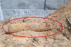 Đào móng nhà, hộ dân Quảng Nam phát hiện quả bom dài hơn 1m