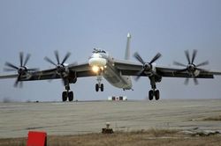 Màn hạ cánh ngoạn mục của 'Gấu bay' Tupolev Tu-95
