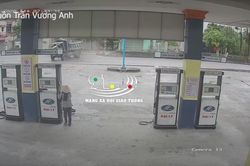 Tránh người đi đường vô ý thức, xe ben lao vào đuôi container nát bét đầu