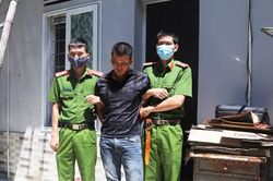 Khám xét người đàn ông đi bộ, phát hiện 1 kg ma túy đá