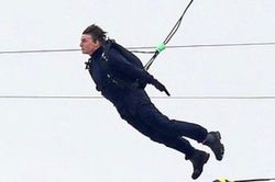 Tom Cruise quay cảnh bay ở độ cao 200 m