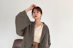 Bà mẹ cao 1,58 m nổi tiếng với cách mặc đồ tôn dáng