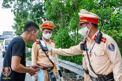 Phát hiện gần 100 tài xế 'nghiện', hơn 9.300 'ma men'