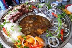 'Bịt mũi' thưởng thức món lẩu bốc mùi được xem là đặc sản miền Tây