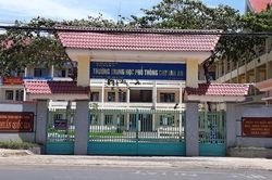 Trường tự ý cắt xén chương trình học, hiệu trưởng bị kỷ luật khiển trách