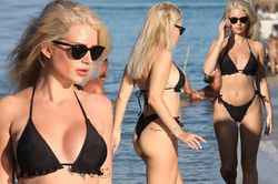 Em gái huyền thoại mẫu Kate Moss nảy nở cực gợi cảm ở biển