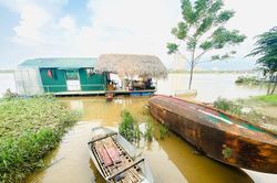 Cuộc sống bị đảo lộn của người dân bãi giữa sông Hồng mùa nước lên