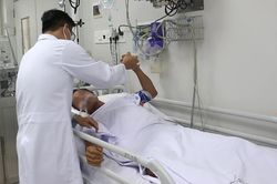 Người đàn ông 'mang rắn vào viện cấp cứu' tiên lượng xấu