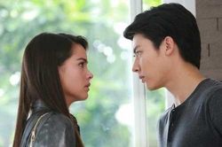 Đêm tân hôn hốt hoảng khi thấy chồng cũ xông vào nhà, mặt xây xước đặt cục tiền xuống bàn tuyên bố: 'Hạ màn đi, bằng này đã đủ chưa?'