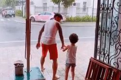 Góc đáng yêu: Hương Baby hạnh phúc khoe Tuấn Hưng và con trai vừa nhảy múa vừa tắm mưa