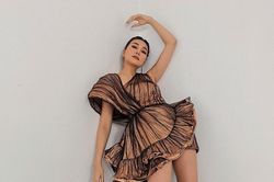 Siêu mẫu Thanh Hằng diện váy ngắn pose dáng thần thái, fan xuýt soa vì đôi chân 'ngàn vàng'