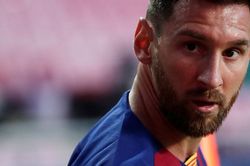 Ronaldo: 'Messi sẽ không thể bỏ Barca lúc này'