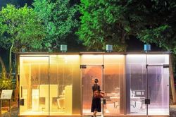Nhà vệ sinh công cộng 'nhìn xuyên thấu' trong công viên Tokyo