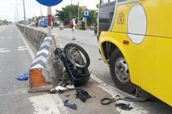 Xe khách tông xe máy nát bét, người đàn ông bị thương nặng