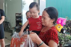 Người dân kéo đến kín nhà, mang bánh, sữa chúc mừng bé trai bị bắt cóc trở về