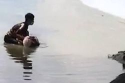 Nam thanh niên nhảy xuống sông Tô Lịch cứu cụ bà chới với dưới dòng nước đen