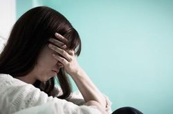 Chồng đang trực mà bỏ việc về nhà lúc nửa đêm rồi quỳ sụp xuống xin lỗi vợ, khi biết hết sự tình, tôi khóc không ra nước mắt