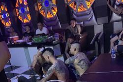 Bàng hoàng cảnh lực lượng Công an bắt quả tang hàng chục nam nữ cởi trần, nằm, xăm trổ trong 'động lắc'