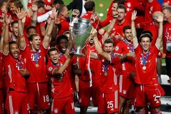 Barca chúc mừng Bayern vô địch Champions League
