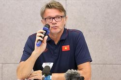 HLV Troussier: 'U19 Việt Nam không có chỗ cho ngôi sao'