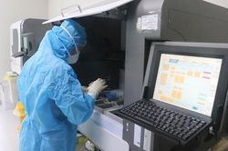 Tiếng hát át tiếng 'máy chạy' trong phòng xét nghiệm SARS-CoV-2