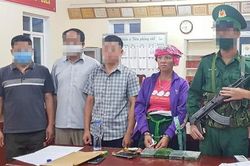 Bắt quả tang một phụ nữ Lào trong đường dây mua bán 4 bánh heroin