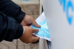 Máy ATM khẩu trang miễn phí đi vào hoạt động ở Hà Nội