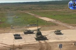 Xem dàn tăng T-80U 'múa ballet' mở màn Tank Biathlon 2020