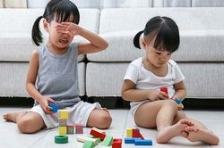 Đừng cố dạy con phải biết chia sẻ khi còn quá nhỏ