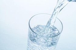 Gần 500 người Trung Quốc đổ bệnh vì uống nước nhiễm độc