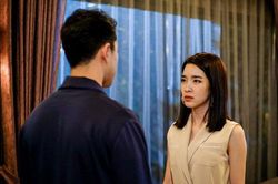 Nghe mẹ bỏ vợ, 4 năm sau anh chồng 'sốc nặng' khi nhìn thấy bóng dáng quen thuộc ăn diện sang chảnh sánh vai bên sếp mình