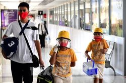 Người dân Syria thêm cá tính cho 'thời trang bảo hộ' mùa COVID-19
