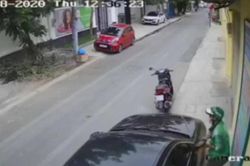 Phẫn nộ tài xế Grab vặt trộm gương xế sang BMW chỉ trong 2 phút