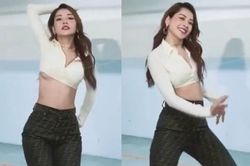 Diện croptop hở chân ngực quyến rũ, Chi Pu vô tình hớ hênh khi nhảy nhót quá sung