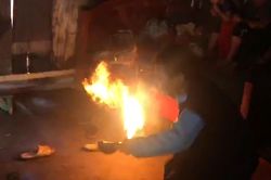 Thầy cúng người H'Mông uống mỡ sôi, liếm lưỡi cày nung đỏ để xua đuổi ma